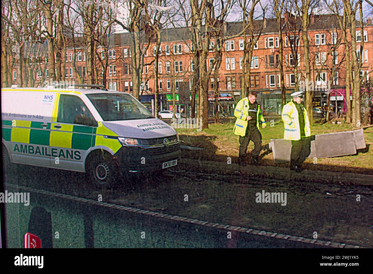 Glasgow, Écosse, Royaume-Uni. 12 février, 2024.les officiers disent que l'incident s'est produit vers 13h30 le lundi 12 février, sur l'autoroute A814. Après l'accident, une personne a été transportée à l'hôpital. Suite à un grand accident de voiture, plusieurs voitures de police et ambulances ont assisté à un incident sur l'autoroute clydeside près de Partick. Crédit Gerard Ferry/Alamy Live News Banque D'Images