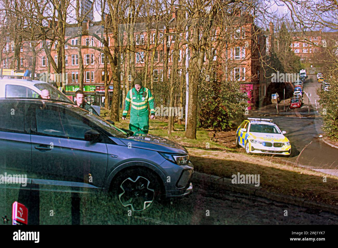 Glasgow, Écosse, Royaume-Uni. 12 février, 2024.les officiers disent que l'incident s'est produit vers 13h30 le lundi 12 février, sur l'autoroute A814. Après l'accident, une personne a été transportée à l'hôpital. Suite à un grand accident de voiture, plusieurs voitures de police et ambulances ont assisté à un incident sur l'autoroute clydeside près de Partick. Crédit Gerard Ferry/Alamy Live News Banque D'Images