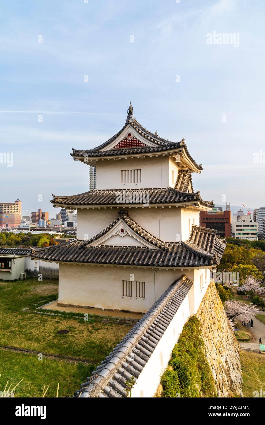 Château d'Akashi au Japon. Le yagura Hitsujisaru, tourelle sur sa base en pierre d'ishigaki, surplombant le parc du château et au-delà de cette ville Akashi. Banque D'Images