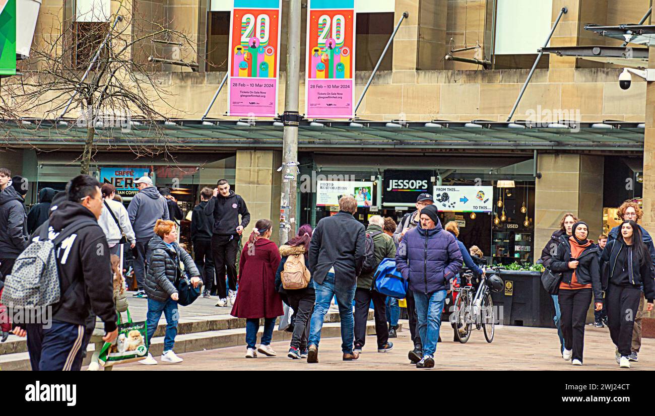 Glasgow, Écosse, Royaume-Uni. 12 février 2024. Les affiches du festival international du film de Glasgow montent dans le style Mile of scotland, buchanan Street, la capitale du shopping de l'écosse. Crédit Gerard Ferry/Alamy Live News Banque D'Images