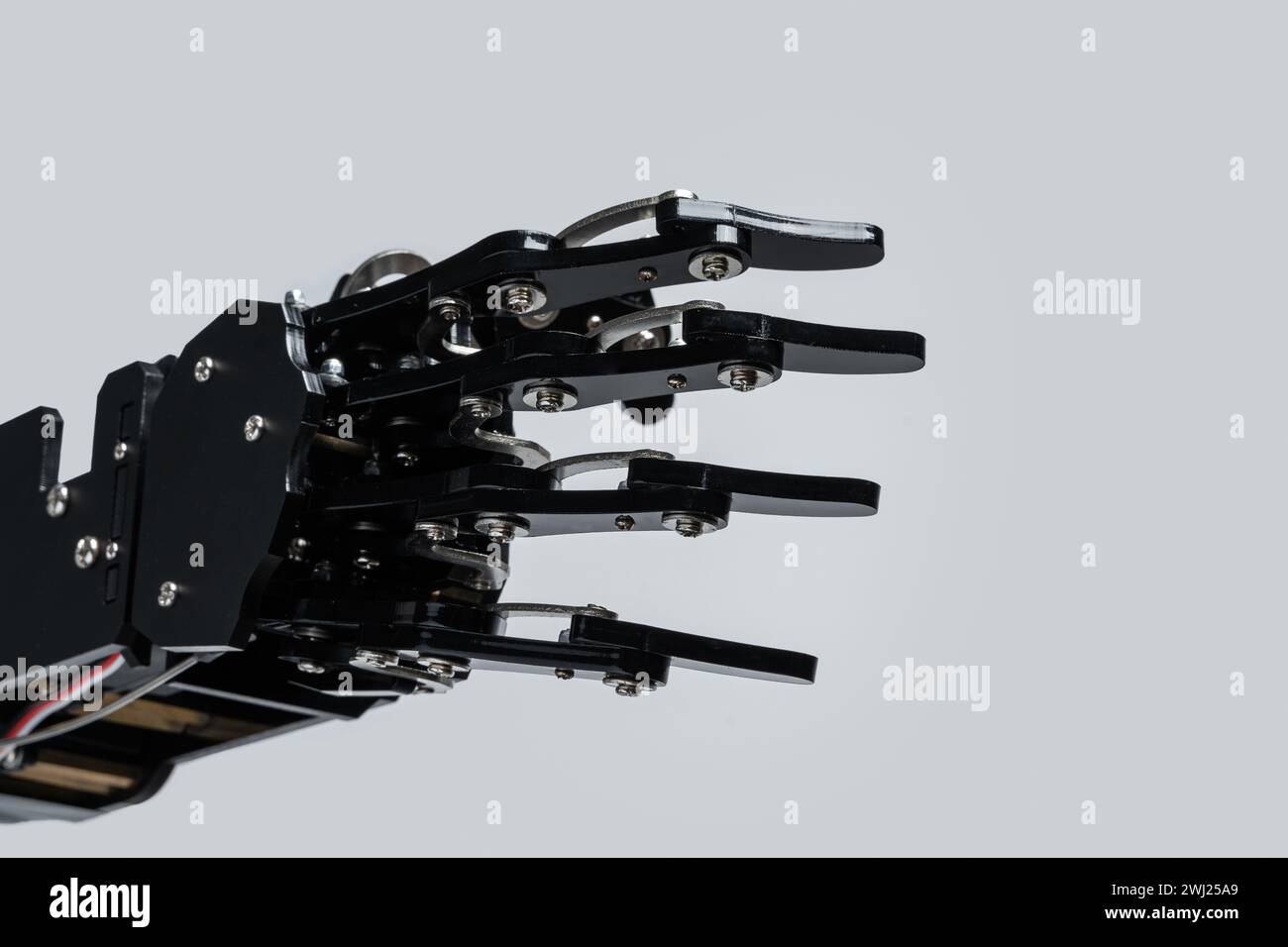 Main du robot réel isolé sur fond gris. Concepts de développement IA et d'automatisation de processus robotisés Banque D'Images