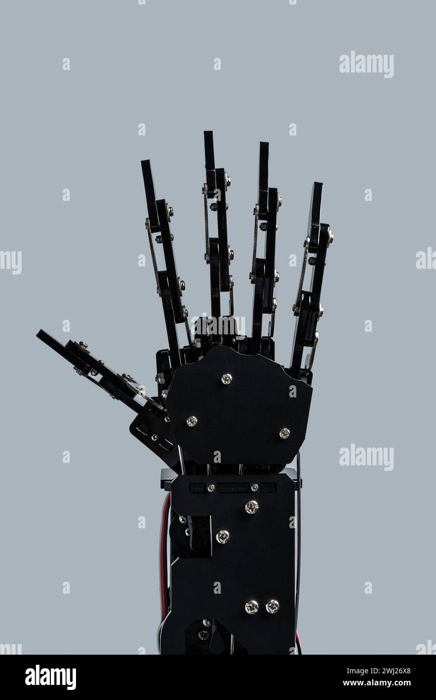 Main du robot réel isolé sur fond gris. Concepts de développement IA et d'automatisation de processus robotisés Banque D'Images