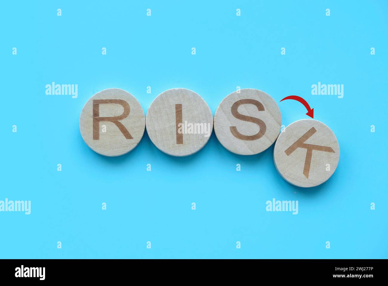 Concept de risque. Alphabet en bois du mot risque. Banque D'Images