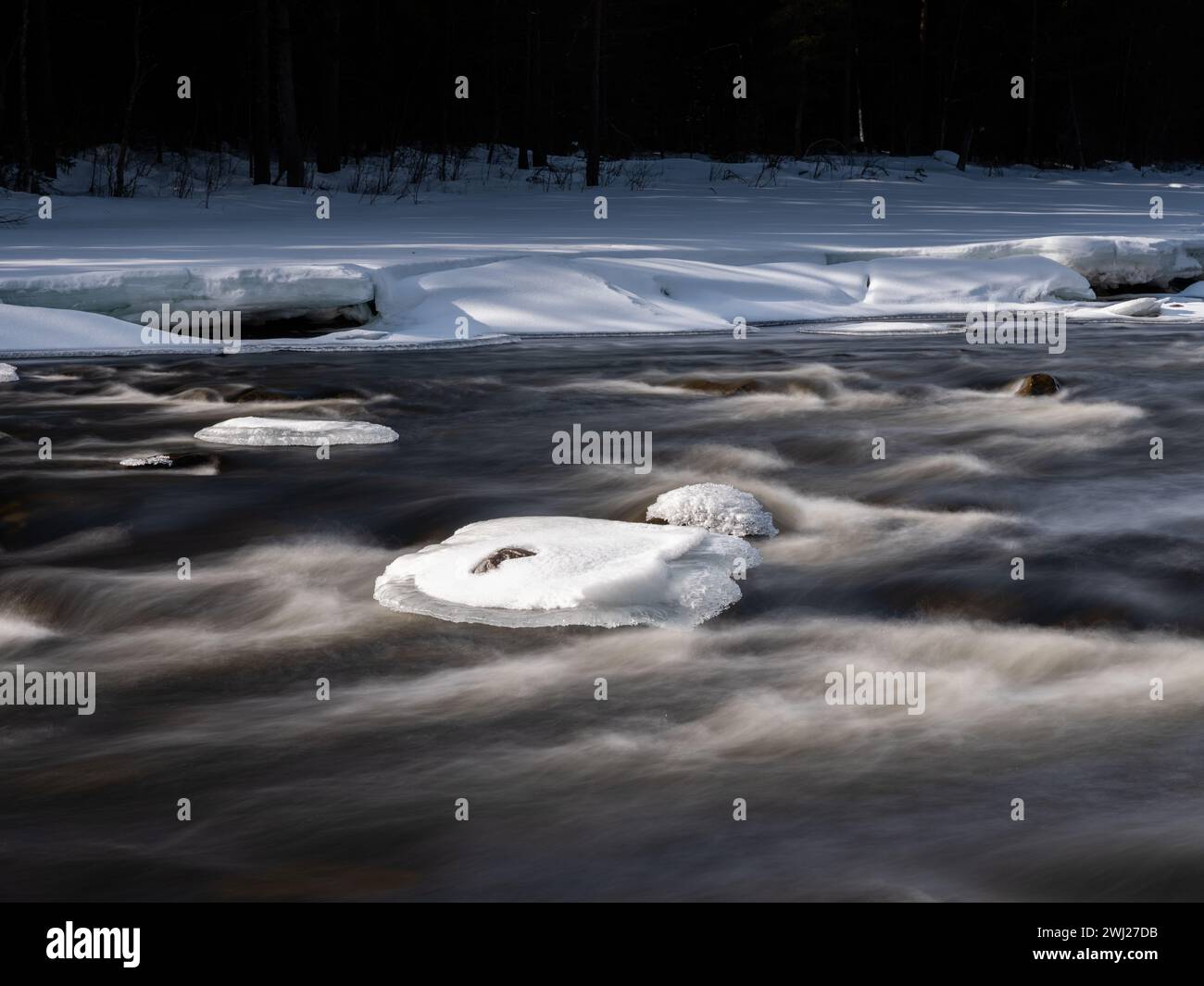 La glace se brise au printemps sur une rivière scandinave. Longue exposition pour une eau fluide. Tourné en Suède, en Europe Banque D'Images