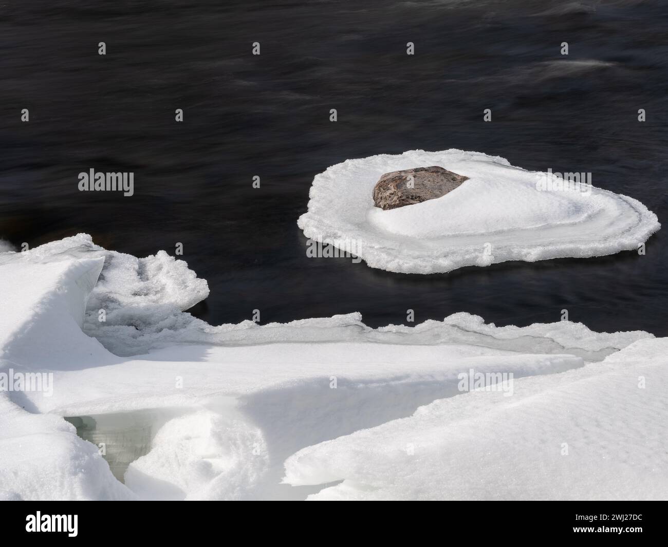 Photo de format moyen longue exposition de glace de rivière se brisant au printemps. Prise de vue en Suède, Scandinavie Banque D'Images