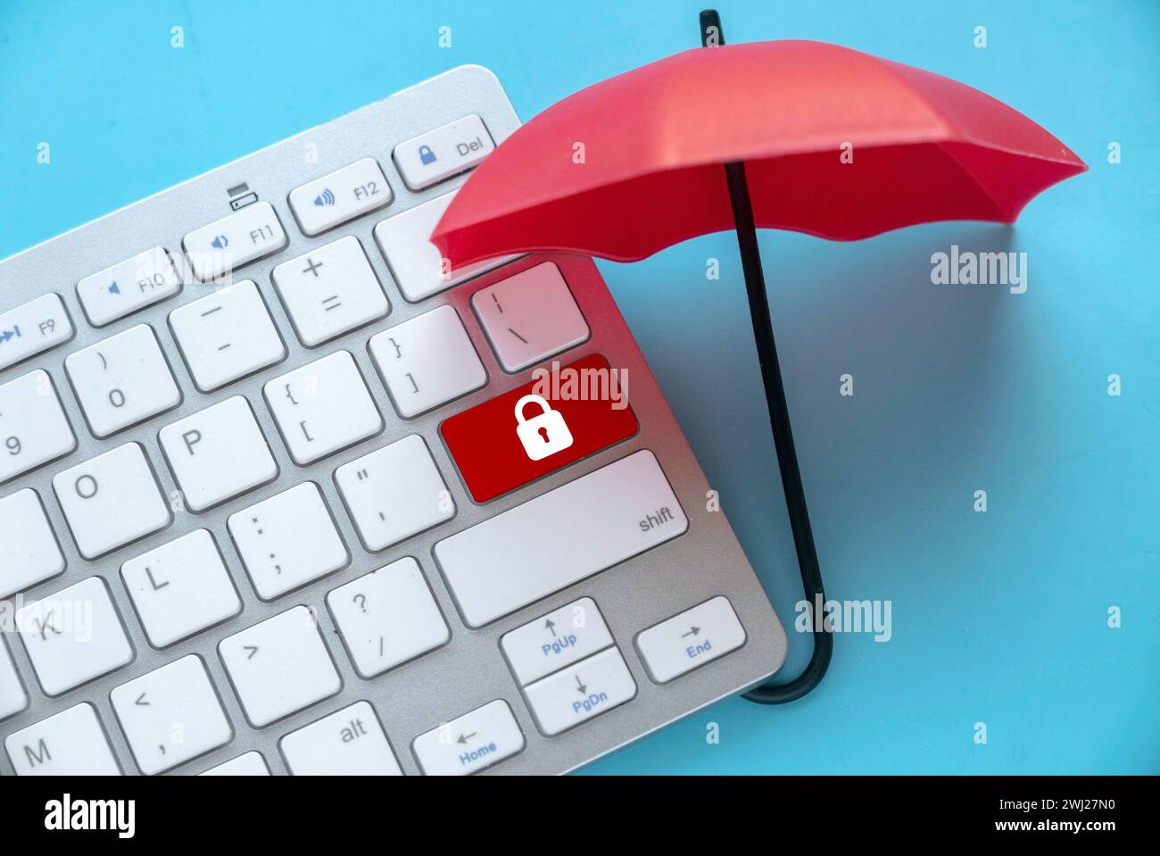 Concept de protection contre la cybermenace, pirate informatique, virus informatique. Parapluie rouge Protégez un bouton rouge avec icône de cadenas. Banque D'Images