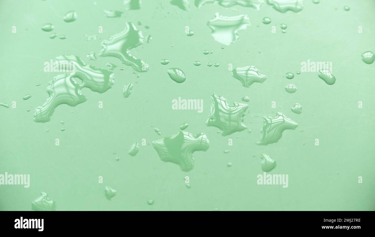 Gouttes d'eau sur un fond vert pour la conception créative d'affiche. Banque D'Images