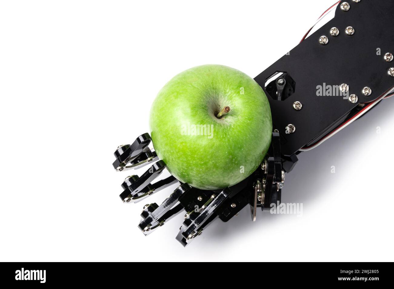 Main de vrai robot avec pomme verte. Concept de développement d'intelligence artificielle et d'automatisation de processus robotisés. Banque D'Images