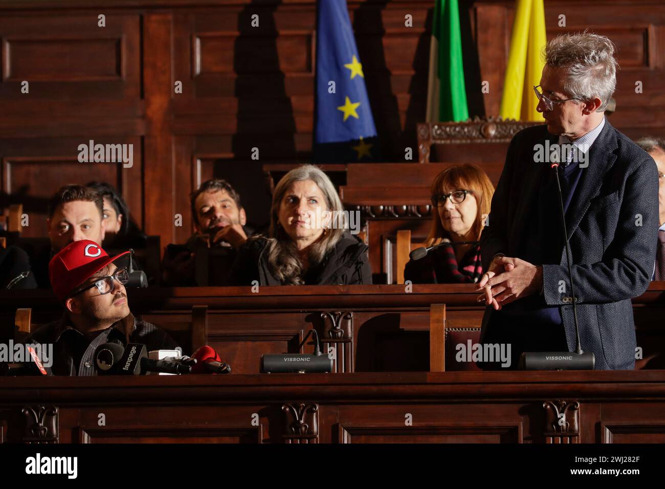 Naples, Italie. 12 février 2024. Le chanteur napolitain Emanuele Palumbo aka Geolier, au mâle angevin pour recevoir la plaque du maire de Naples Gaetano Manfredi, pour célébrer le succès obtenu au festival Sanremo 2024 crédit : Agence photo indépendante / Alamy Live News Banque D'Images