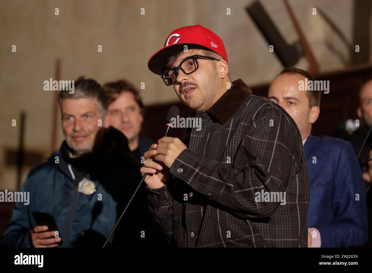 Naples, Italie. 12 février 2024. Le chanteur napolitain Emanuele Palumbo aka Geolier, au mâle angevin pour recevoir la plaque du maire de Naples Gaetano Manfredi, pour célébrer le succès obtenu au festival Sanremo 2024 crédit : Agence photo indépendante / Alamy Live News Banque D'Images