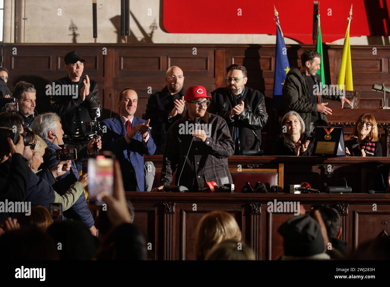 Naples, Italie. 12 février 2024. Le chanteur napolitain Emanuele Palumbo aka Geolier, au mâle angevin pour recevoir la plaque du maire de Naples Gaetano Manfredi, pour célébrer le succès obtenu au festival Sanremo 2024 crédit : Agence photo indépendante / Alamy Live News Banque D'Images