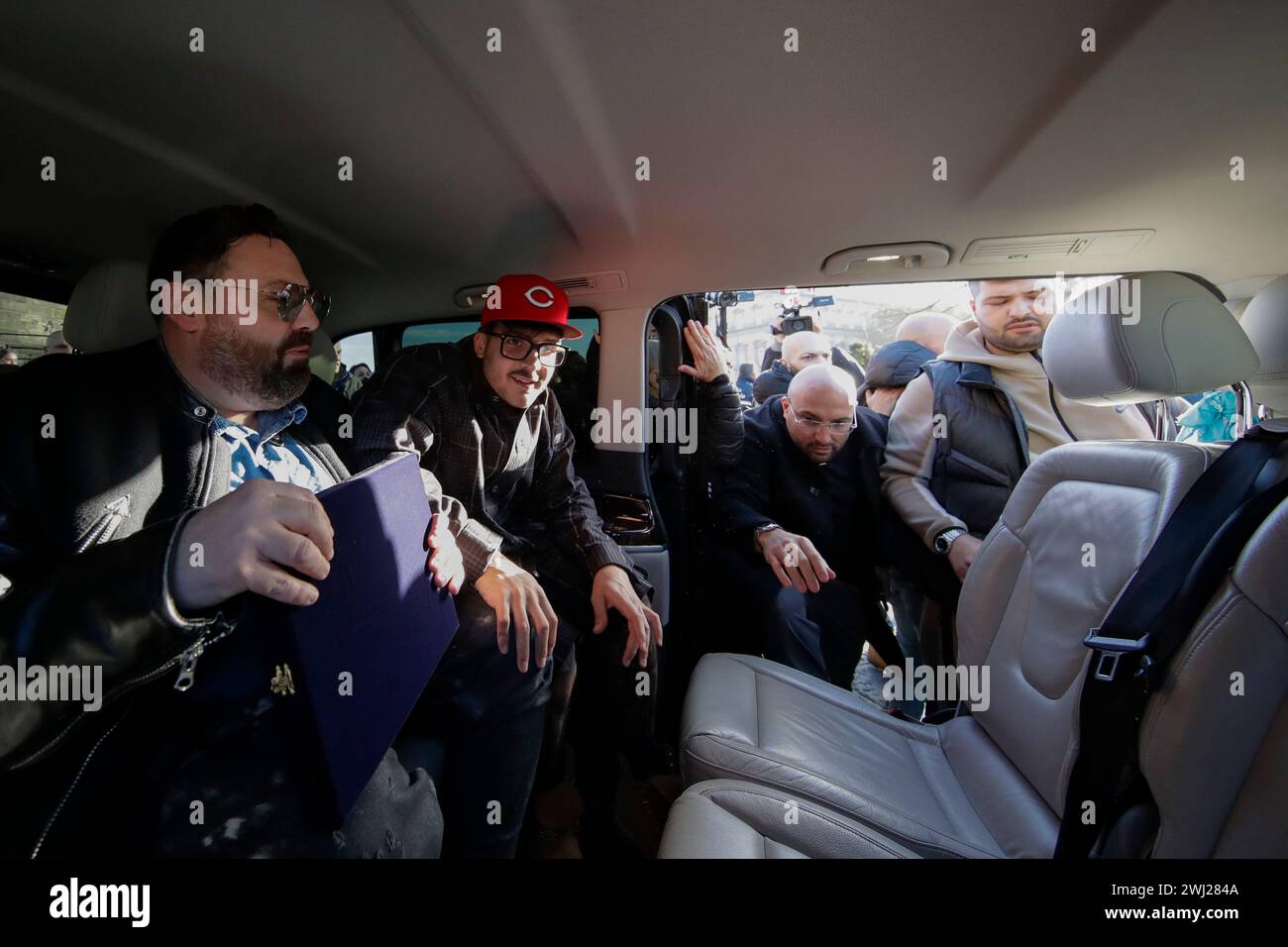 Naples, Italie. 12 février 2024. Le chanteur napolitain Emanuele Palumbo aka Geolier, au mâle angevin pour recevoir la plaque du maire de Naples Gaetano Manfredi, pour célébrer le succès obtenu au festival Sanremo 2024 crédit : Agence photo indépendante / Alamy Live News Banque D'Images