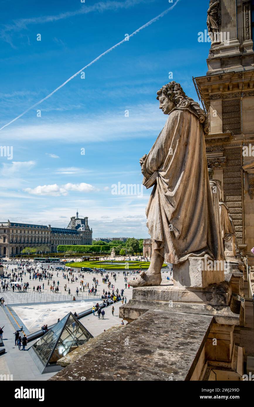 Statue regardant vers le bas sur la place du Palais du Louvre, Paris Banque D'Images