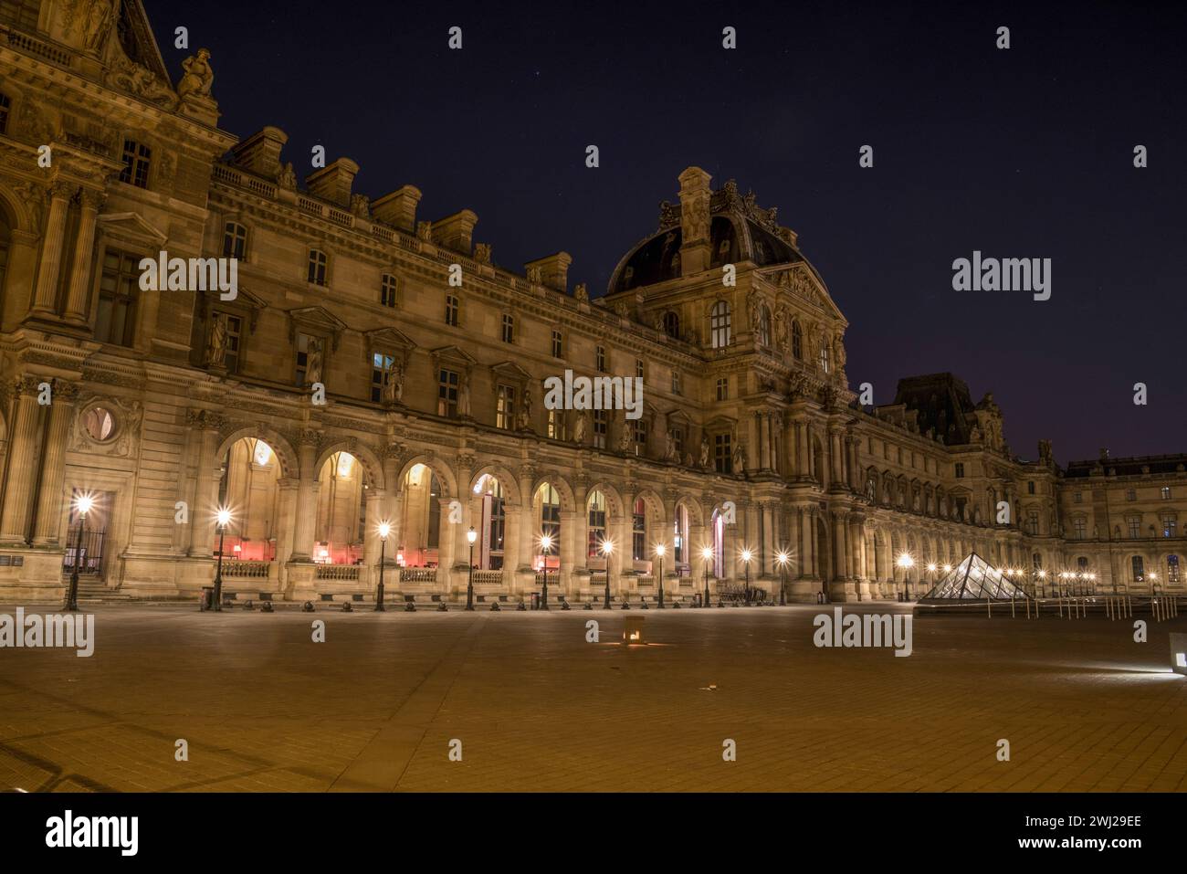 Le célèbre Palais du Louvre de Paris la nuit Banque D'Images