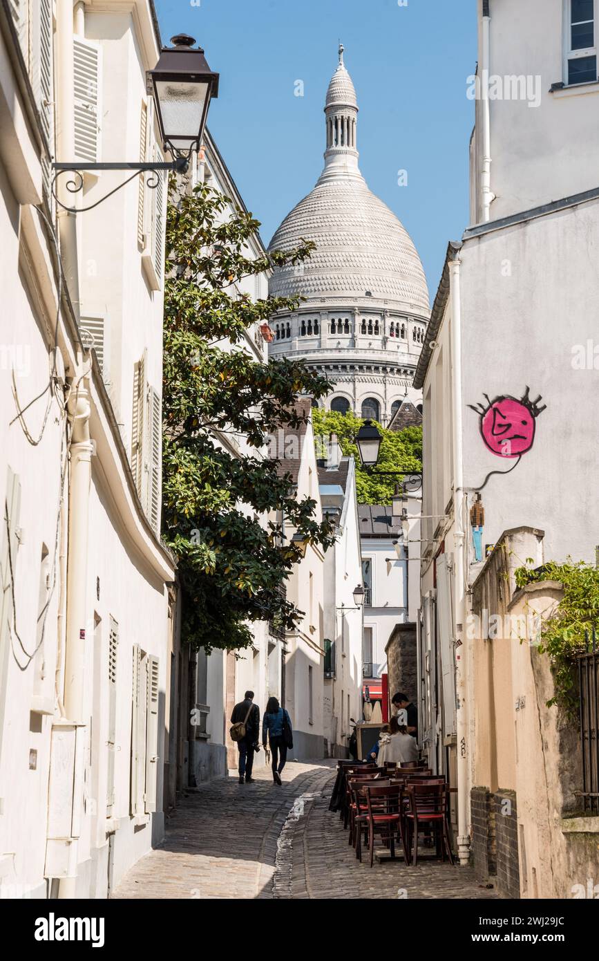 Un couple marchant dans une ruelle à l'église Sacré coeur à Paris Banque D'Images