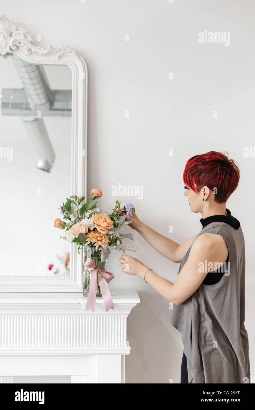 Fleuriste en action arrangeant des fleurs Banque D'Images