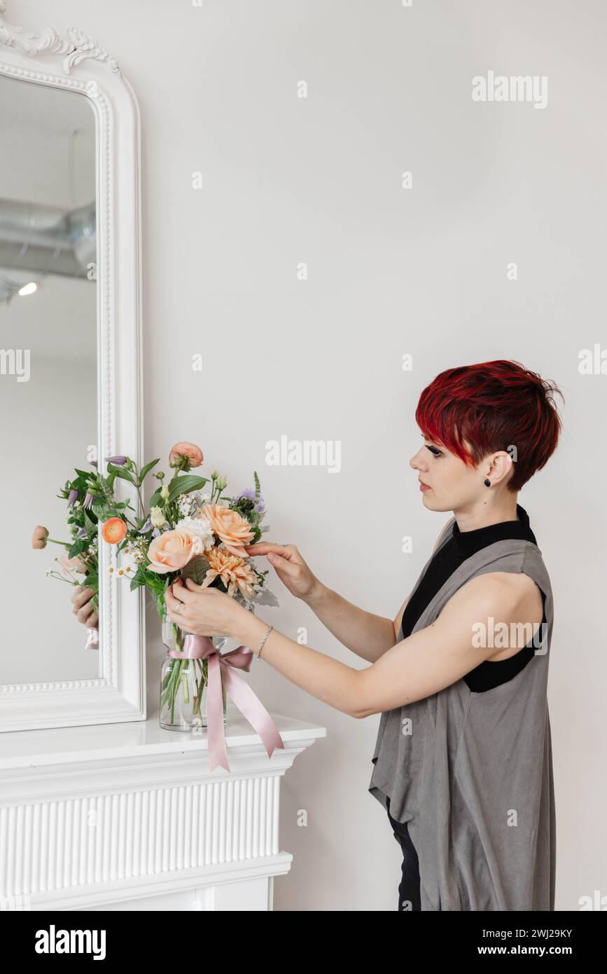 Fleuriste en action arrangeant des fleurs Banque D'Images