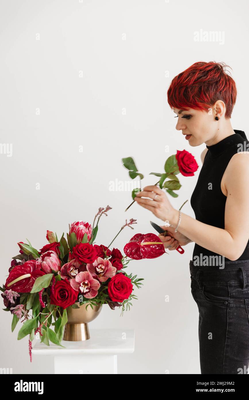 Fleuriste en action arrangeant des fleurs Banque D'Images