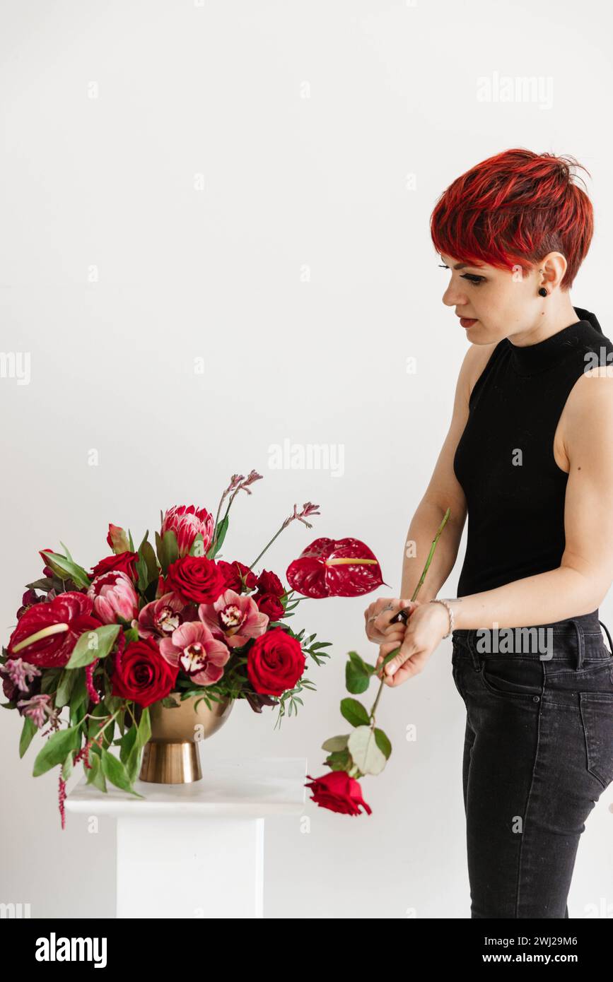 Fleuriste en action arrangeant des fleurs Banque D'Images
