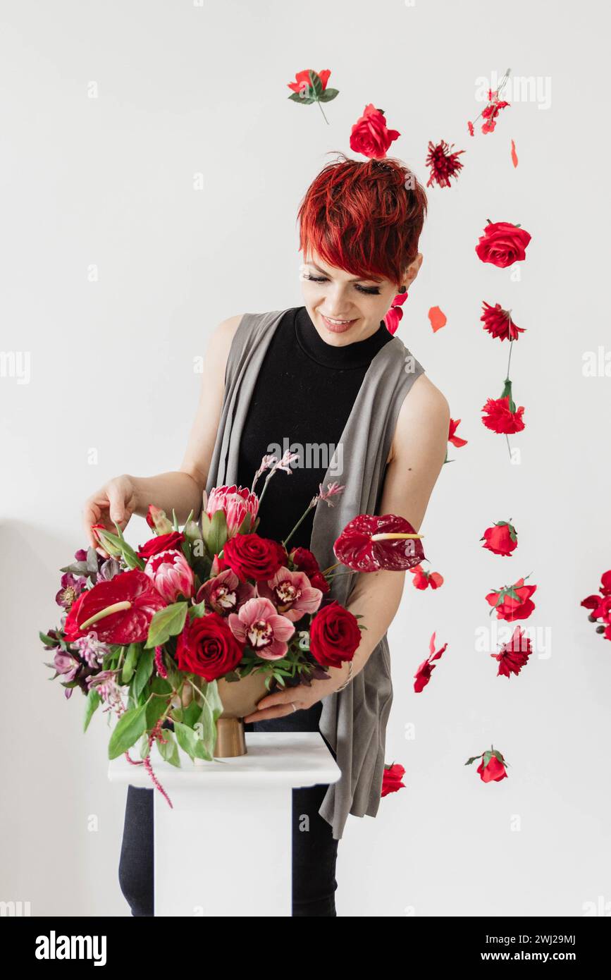 Fleuriste en action arrangeant des fleurs Banque D'Images