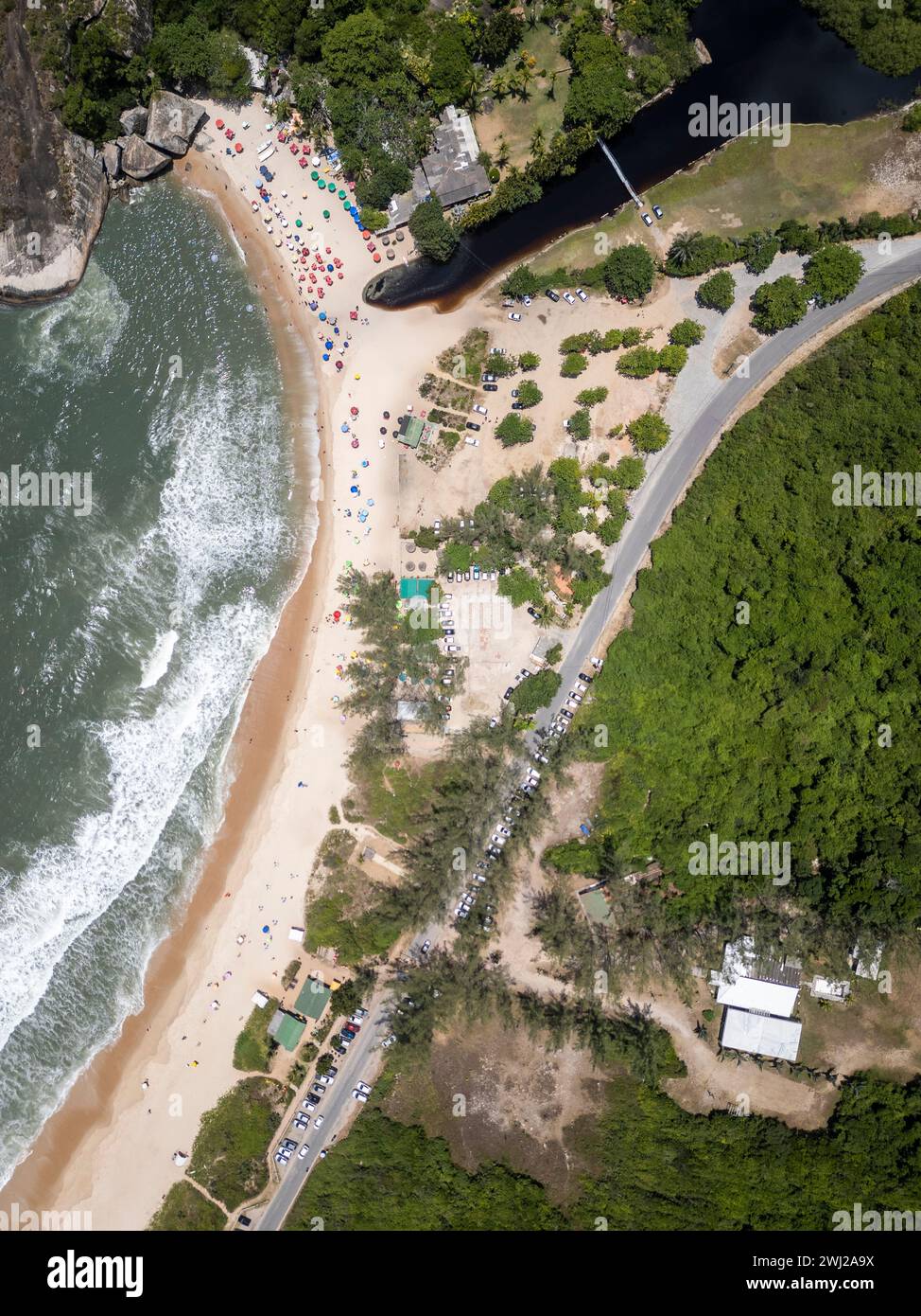 Belle vue aérienne sur la forêt tropicale atlantique déserte Grumari Beach Banque D'Images