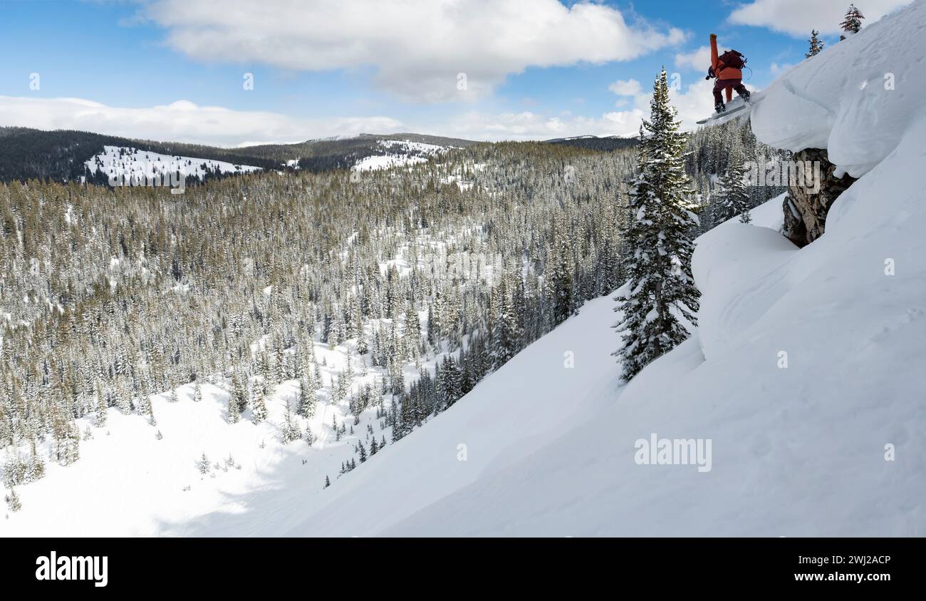 Homme snowboard à la montagne enneigée pendant les vacances Banque D'Images