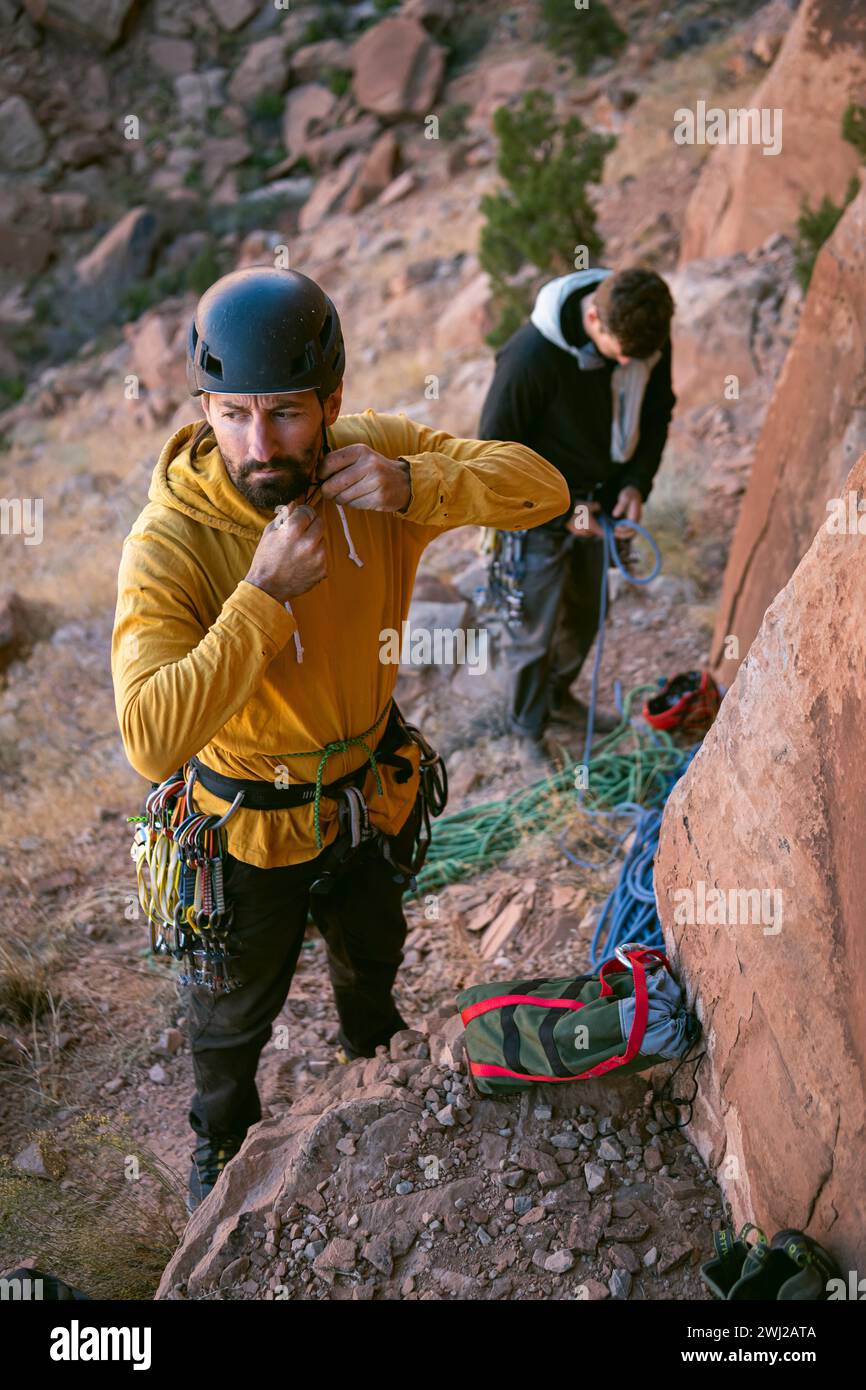 Alpinistes masculins se préparant à l'escalade dans le désert Banque D'Images