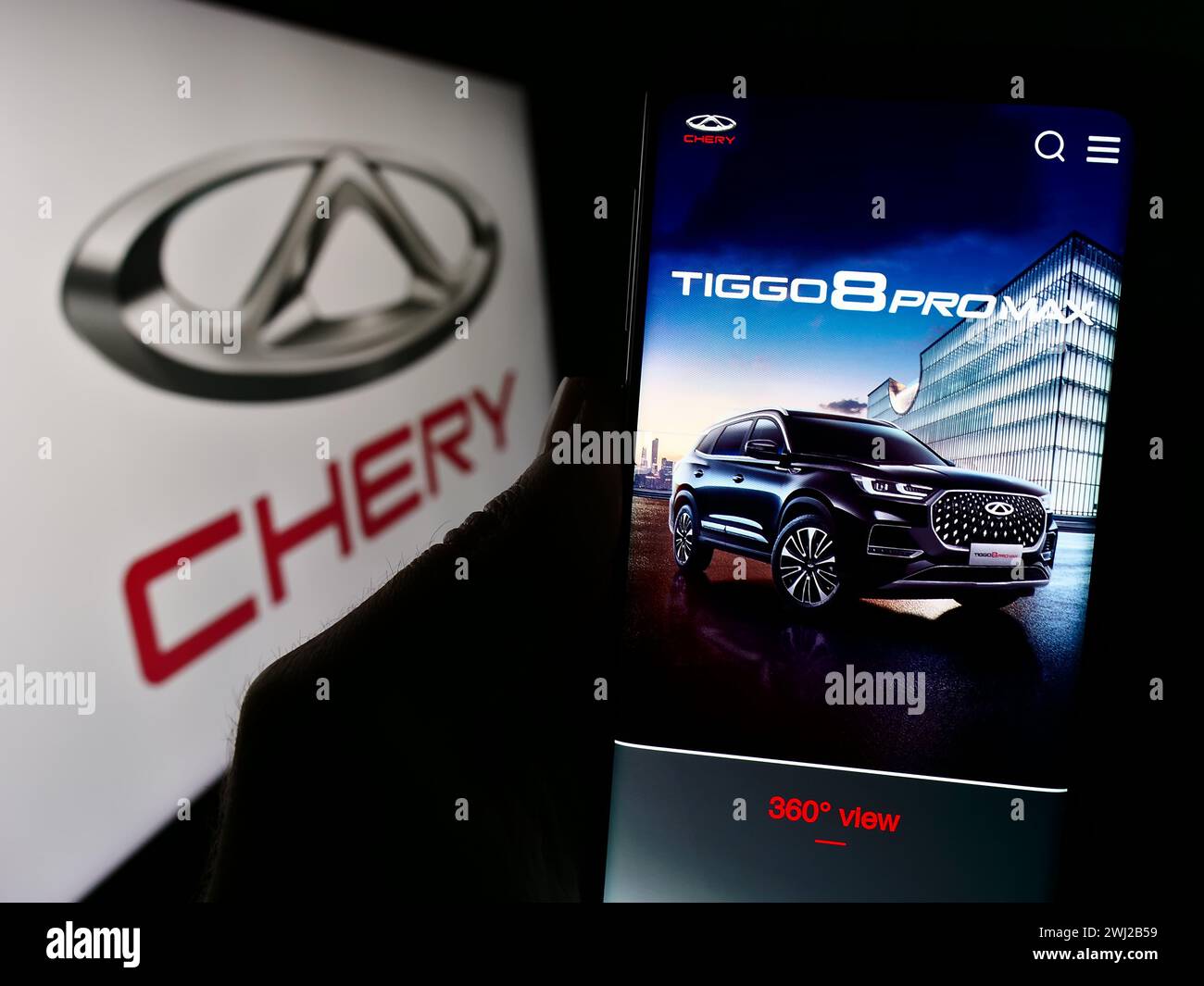 Personne tenant le smartphone avec la page Web du constructeur automobile chinois Chery automobile Co. Ltd devant le logo. Concentrez-vous sur le centre de l'écran du téléphone. Banque D'Images