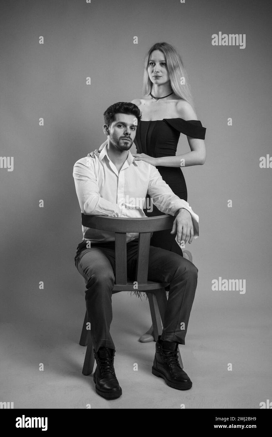 Jeune couple attrayant posant en studio noir et blanc Banque D'Images