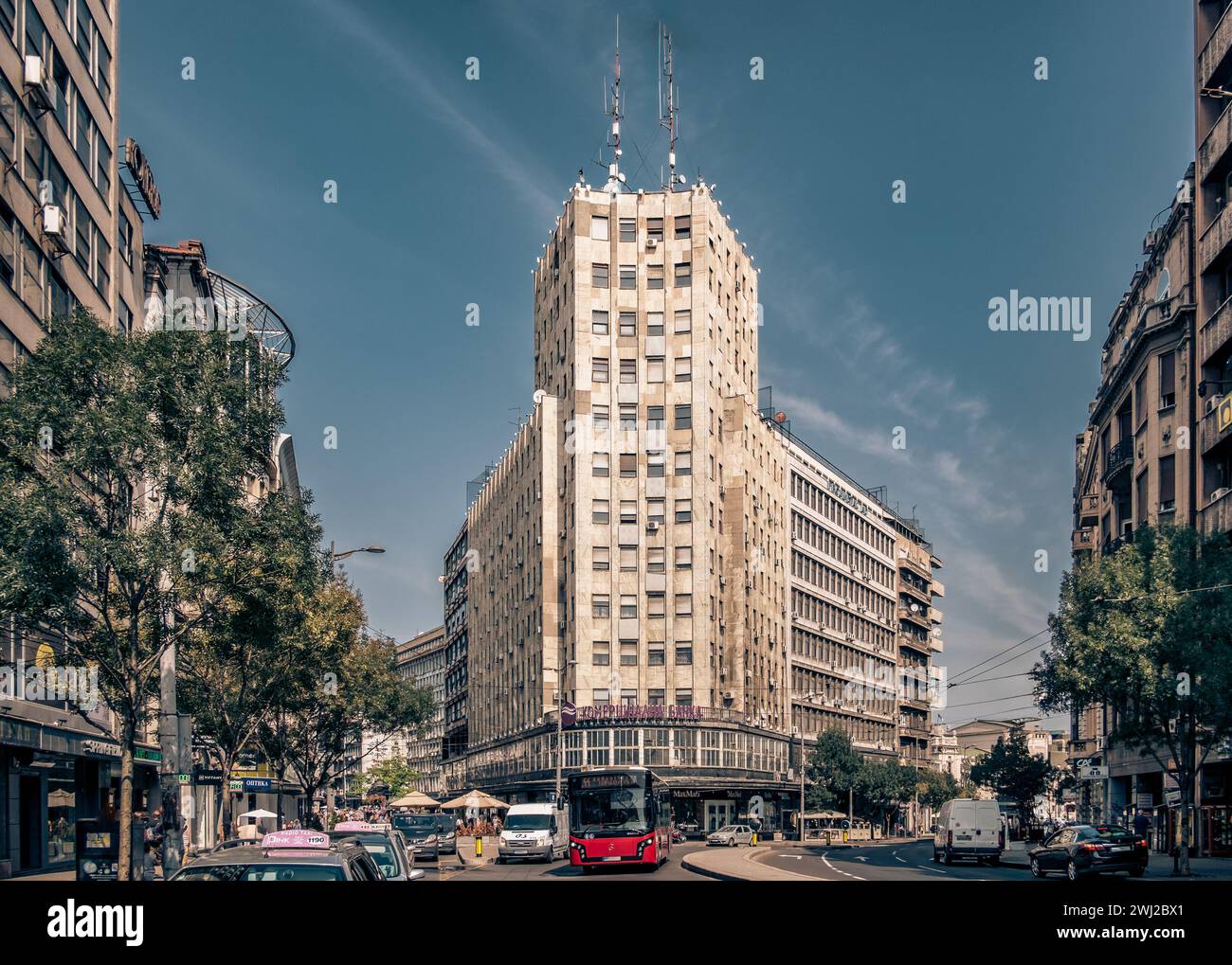 08.28.2017. Belgrade, Serbie : architecture de l'ère socialiste, bâtiment important à l'intersection de l'avenue Kolarcheva et de la rue Prince Mihaila ; INSI Banque D'Images