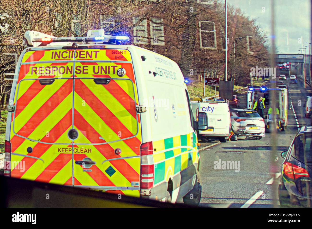 Glasgow, Écosse, Royaume-Uni. 12 février, 2024.les officiers disent que l'incident s'est produit vers 13h30 le lundi 12 février, sur l'autoroute A814. Après l'accident, une personne a été transportée à l'hôpital. Suite à un grand accident de voiture, plusieurs voitures de police et ambulances ont assisté à un incident sur l'autoroute clydeside près de Partick. Crédit Gerard Ferry/Alamy Live News Banque D'Images