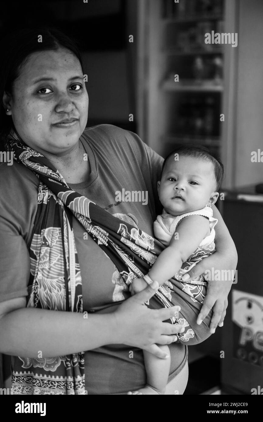Femme balinaise tenant un petit bébé dans ses bras, portrait de maternité. Banque D'Images