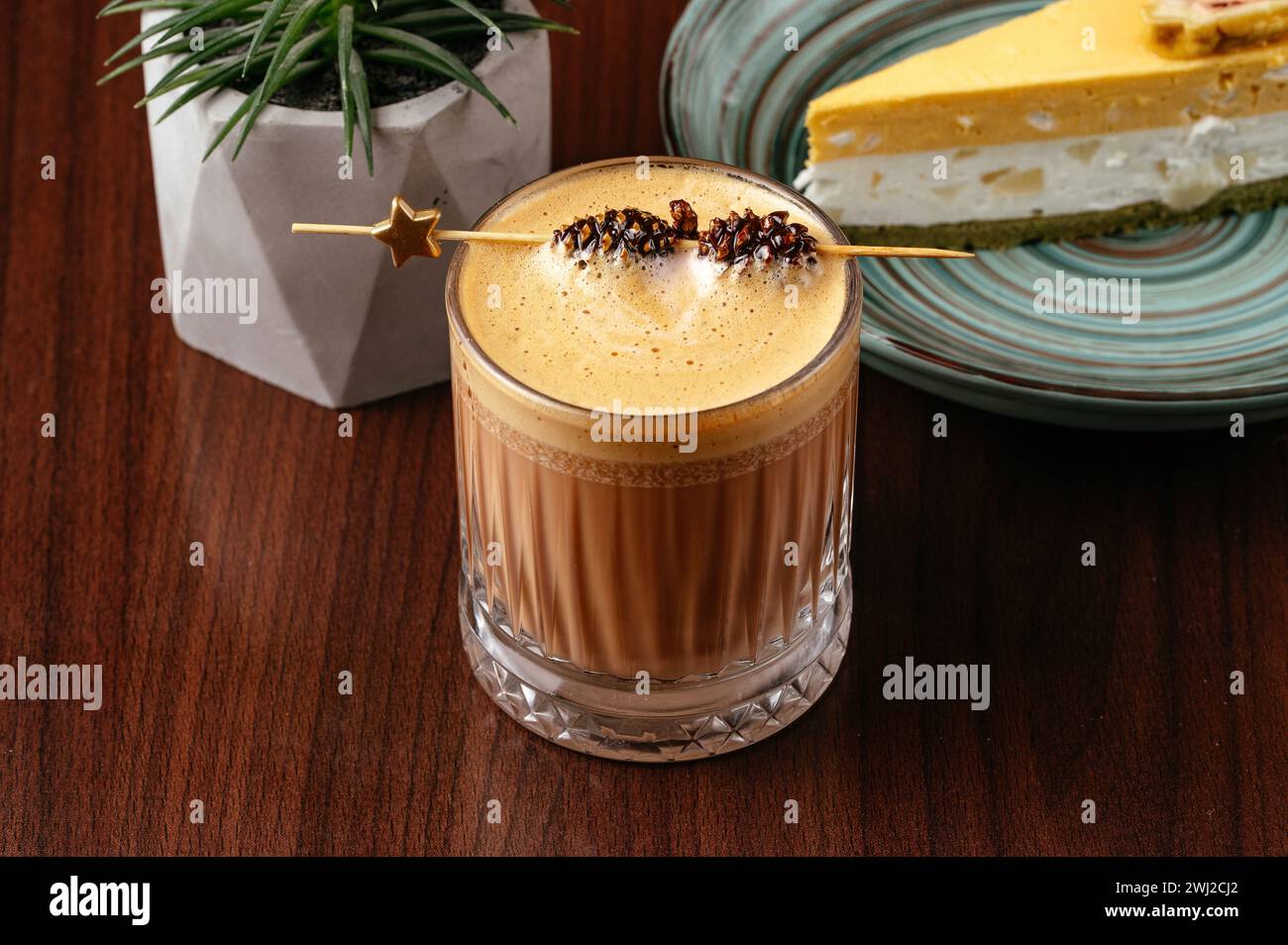 café avec une tasse en verre clair sur la table dans le café Banque D'Images