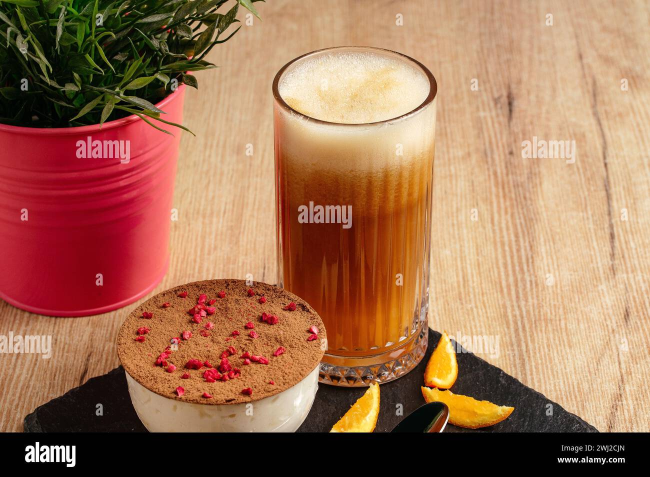 café avec une tasse en verre clair sur la table dans le café Banque D'Images