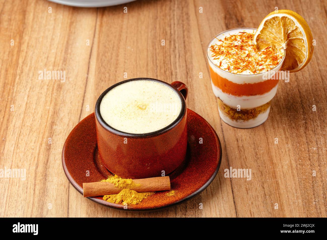 dessert dans un verre clair sur la table dans un café Banque D'Images