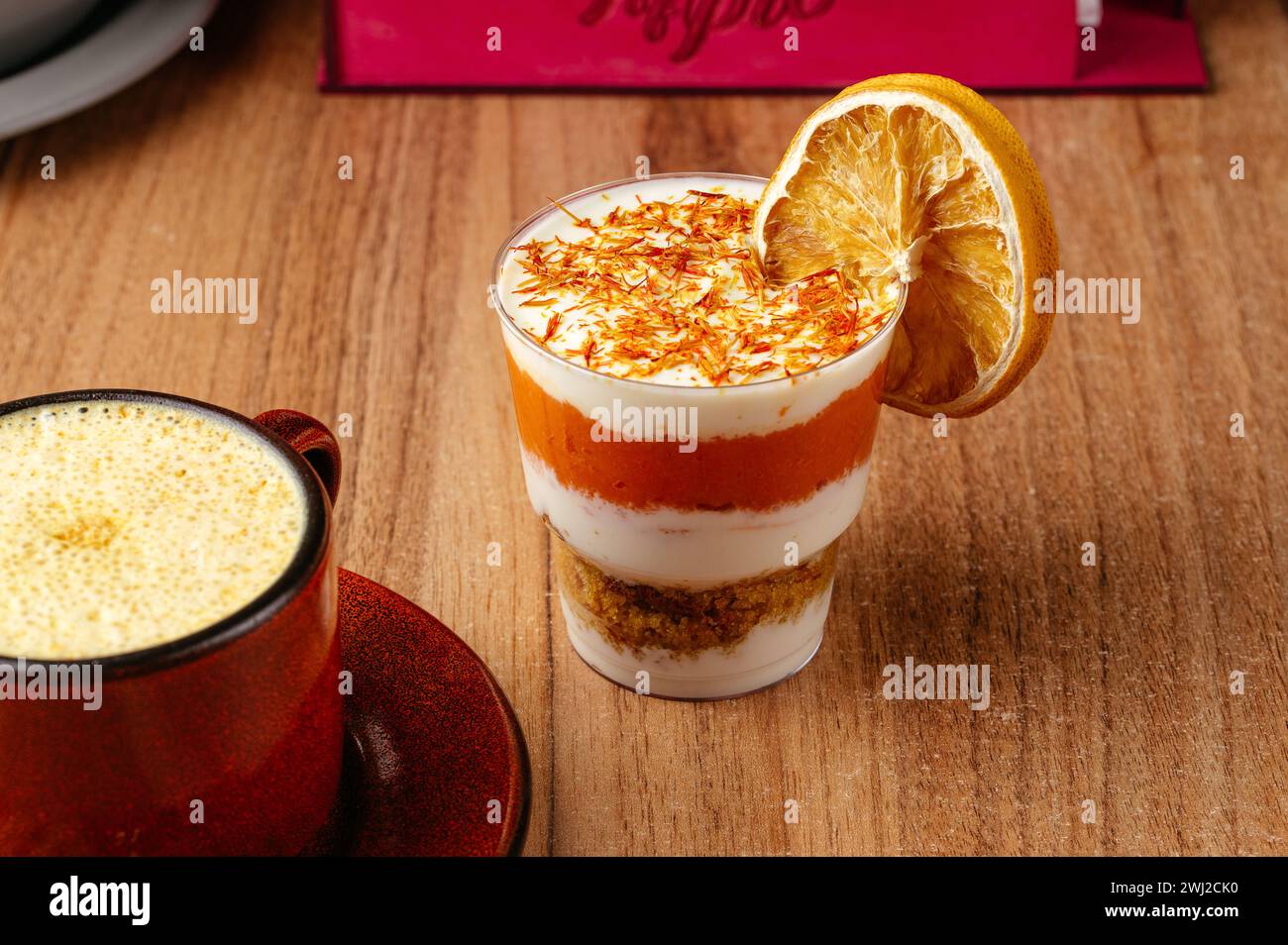 dessert dans un verre clair sur la table dans un café Banque D'Images
