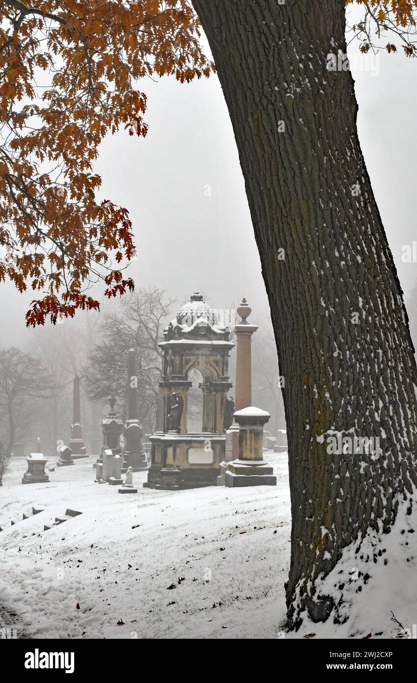 La neige fraîche recouvre les monuments historiques du cimetière Mont-Royal de Montréal après une tempête de la fin de l'automne. Banque D'Images
