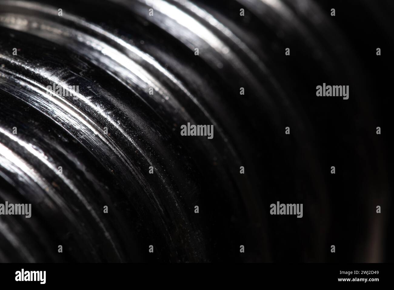 Gros plan du filetage d'une vis métallique sur fond noir, métal texturé, macro abstraite Banque D'Images Gros plan du filetage d'une vis métallique sur fond noir, métal texturé, macro abstraite Banque D'Images