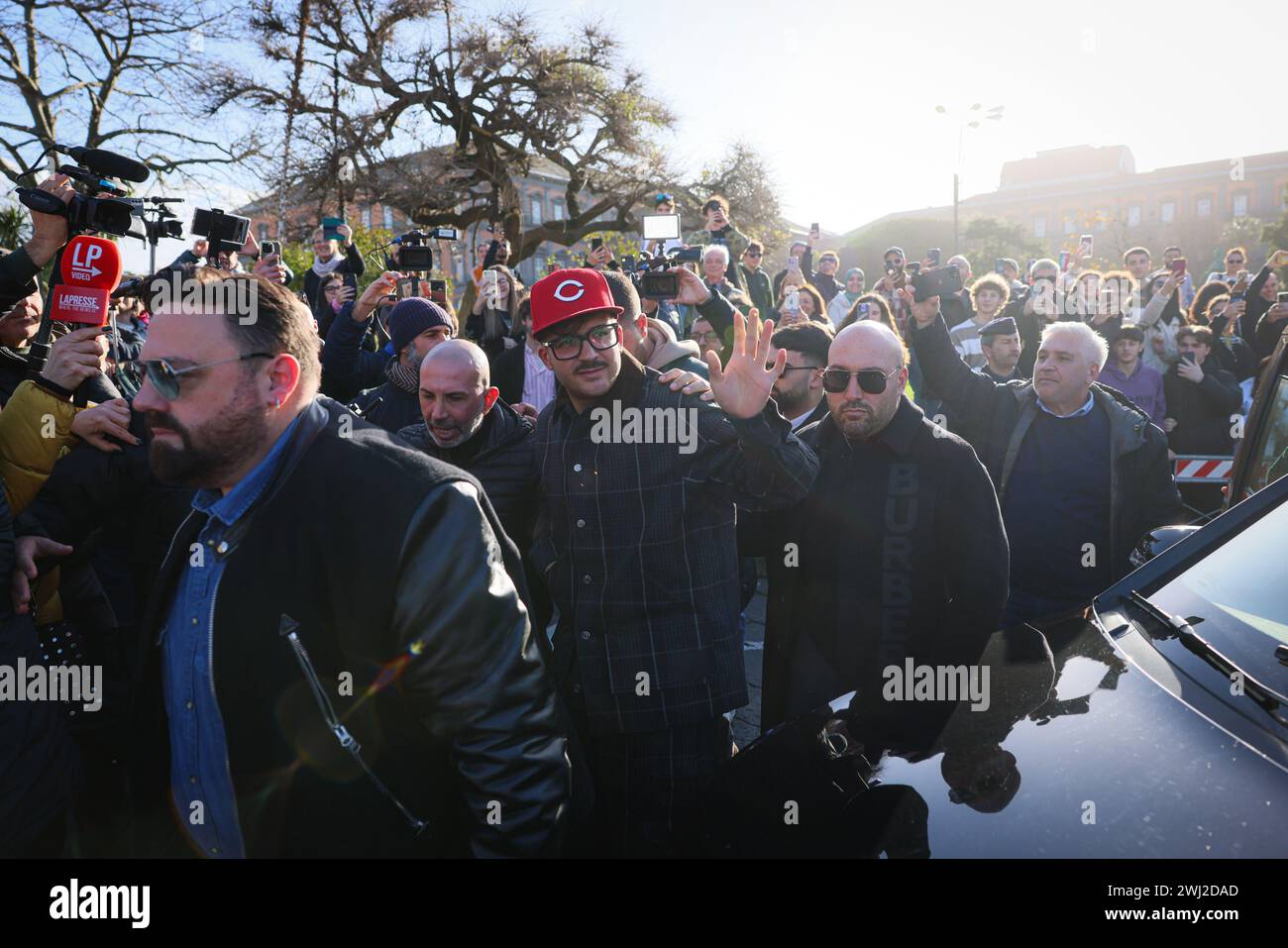 Napoli, Italie. 12 février 2024. Foto Alessandro Garofalo/LaPresse12-02-2024 Napoli, Italia nella Sala dei Baroni del Maschio Angioino, il sindaco di Napoli Gaetano Manfredi consegner&#xe0 ; una targa personalizzata al cantante Geolier per celeare il successo ottenuto al Festival di Sanremo 2024. Febraury 12, 2024 Naples, Italie Actualités dans la Sala dei Baroni del Maschio Angioino, le maire de Naples Gaetano Manfredi remettra une plaque personnalisée au chanteur Geolier pour célébrer le succès du Festival de Sanremo 2024. Crédit : LaPresse/Alamy Live News Banque D'Images