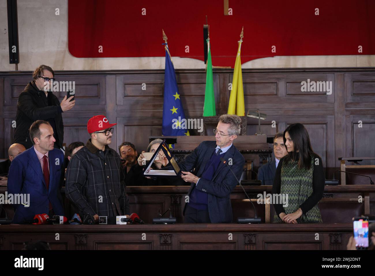 Napoli, Italie. 12 février 2024. Foto Alessandro Garofalo/LaPresse12-02-2024 Napoli, Italia nella Sala dei Baroni del Maschio Angioino, il sindaco di Napoli Gaetano Manfredi consegner&#xe0 ; una targa personalizzata al cantante Geolier per celeare il successo ottenuto al Festival di Sanremo 2024. Febraury 12, 2024 Naples, Italie Actualités dans la Sala dei Baroni del Maschio Angioino, le maire de Naples Gaetano Manfredi remettra une plaque personnalisée au chanteur Geolier pour célébrer le succès du Festival de Sanremo 2024. Crédit : LaPresse/Alamy Live News Banque D'Images