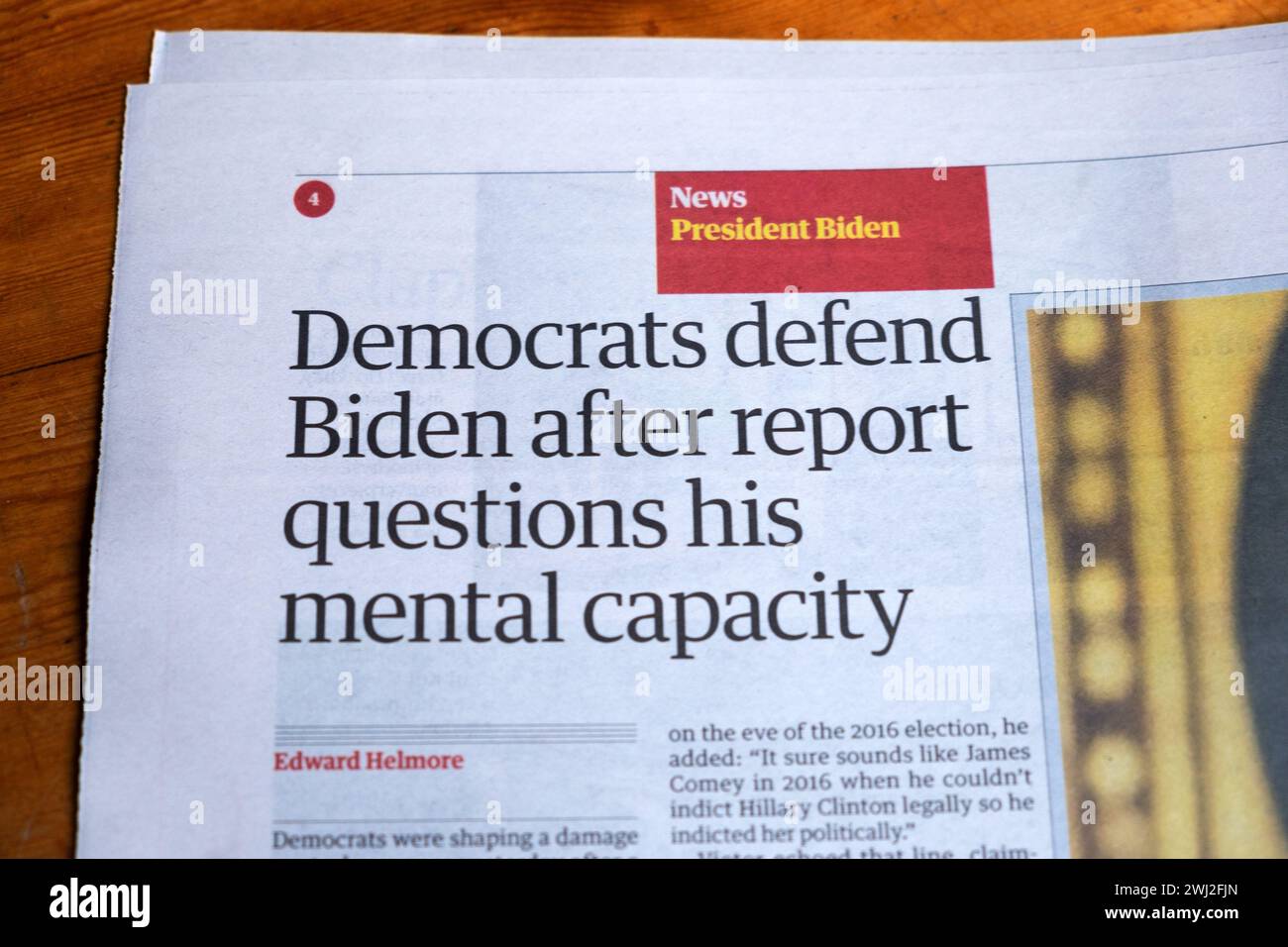 Le reportage Démocrates Defend (Joe) Bidenafter remet en question ses capacités mentales, titre du journal Guardian Banque D'Images