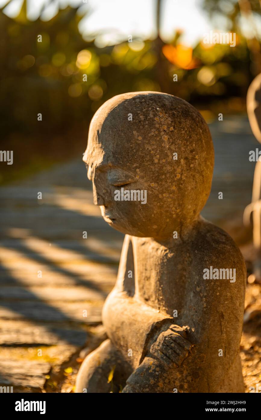 Figure de pierre de moine dans le parc paysager oriental Bacalhoa Buddha Eden au Portugal Banque D'Images