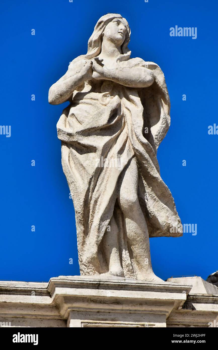 Statue de marie vierge avec jésus, photo comme fond Banque D'Images