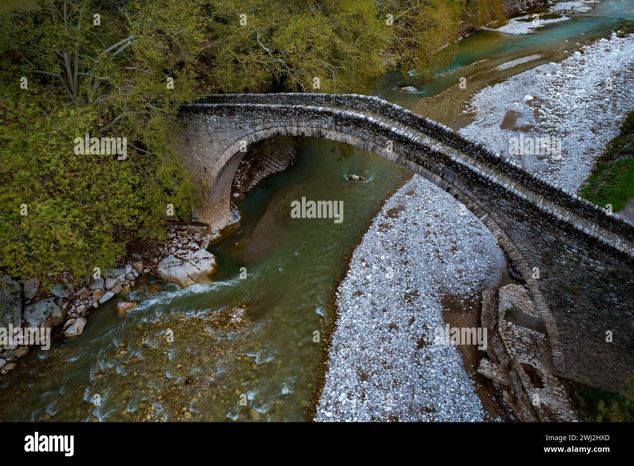 Drone aérien d'un ancien pont voûté, lapidé, sur la rivière Portaikos en automne. Trikalla pyli village Thessalie Grèce Banque D'Images