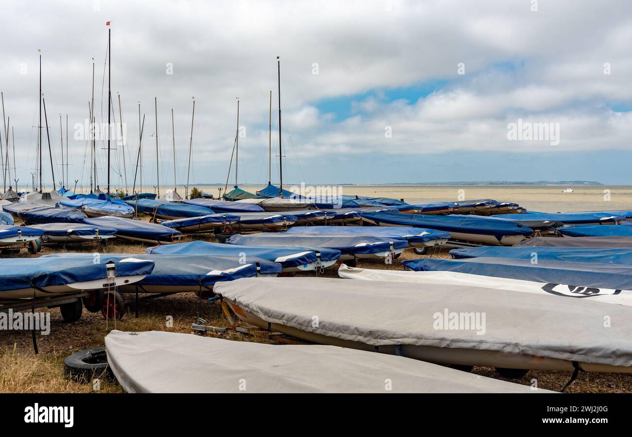 Yachts de club de voile amarrés dans la côte. Bateaux de sports nautiques en plein air Banque D'Images