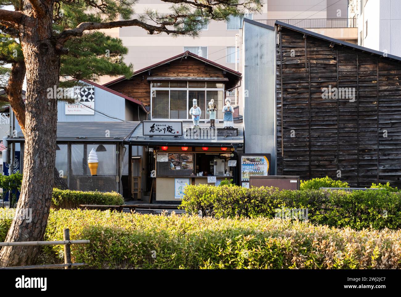 Restaurant avec des modèles en plastique de crème glacée dans un cône, un chef et le personnel d'attente pour en faire la publicité. Takayama, préfecture de Gifu, Japon. Crème glacée, bière, IC Banque D'Images