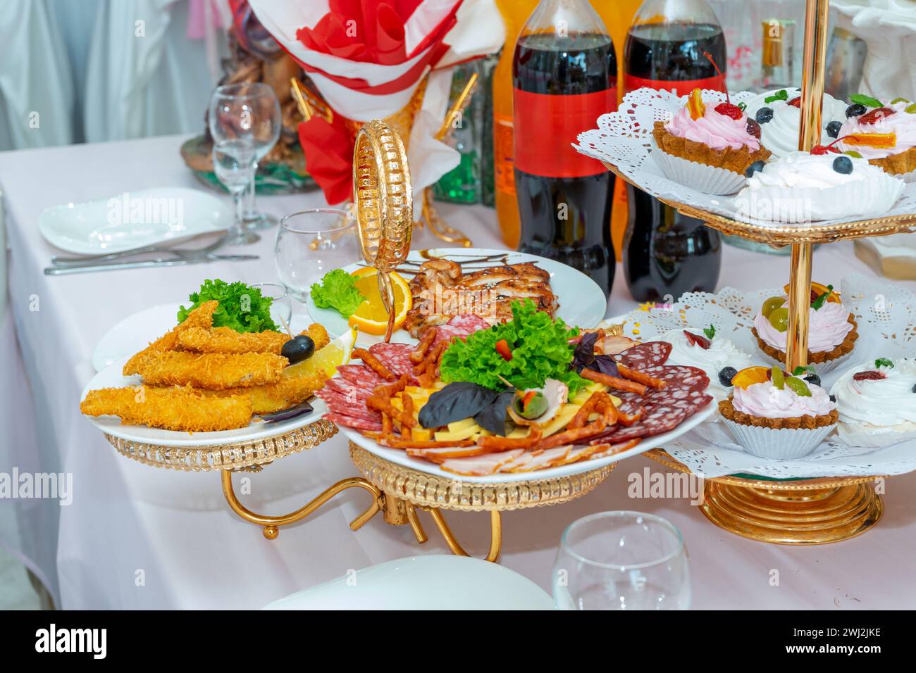 La table de banquet est servie avec de la viande et des produits de poisson. Banque D'Images
