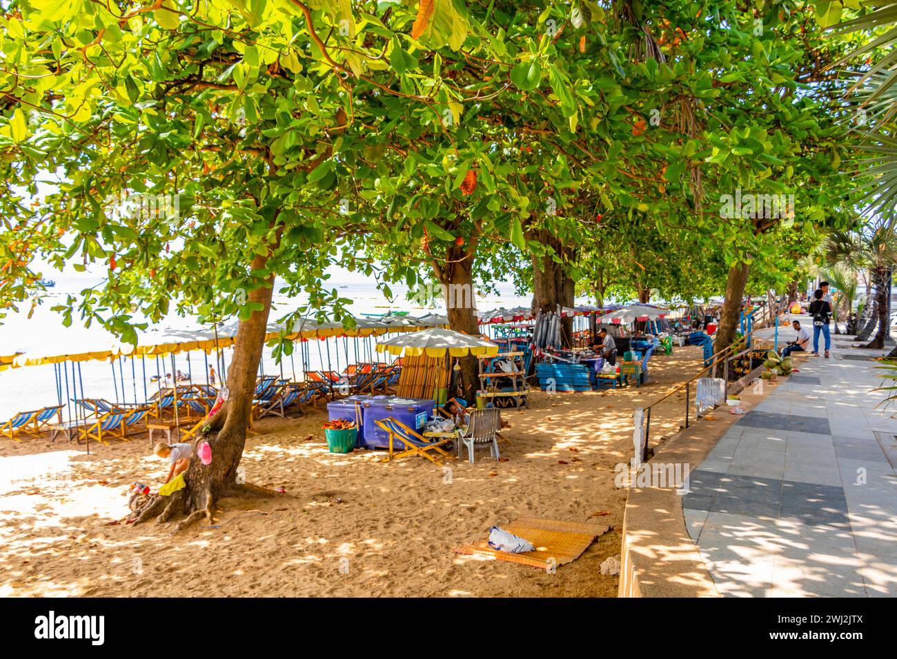 Pattaya Chon Buri Thaïlande 29. Octobre 2018 vagues de plage tropicales eau sable gens bateau palmiers et gratte-ciel à Jomtien Beach Pattaya Bang Lamun Banque D'Images