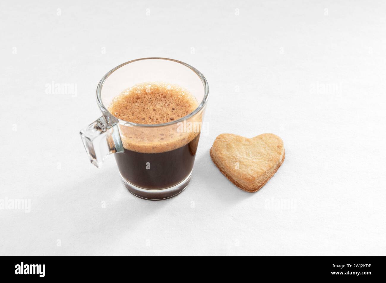 Tasse de café et biscuits en forme de cœur pour la Saint-Valentin Banque D'Images