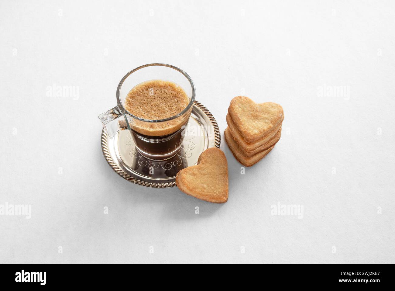 Tasse de café et biscuits en forme de cœur pour la Saint-Valentin Banque D'Images